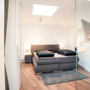 White Lofty Und White Apartment